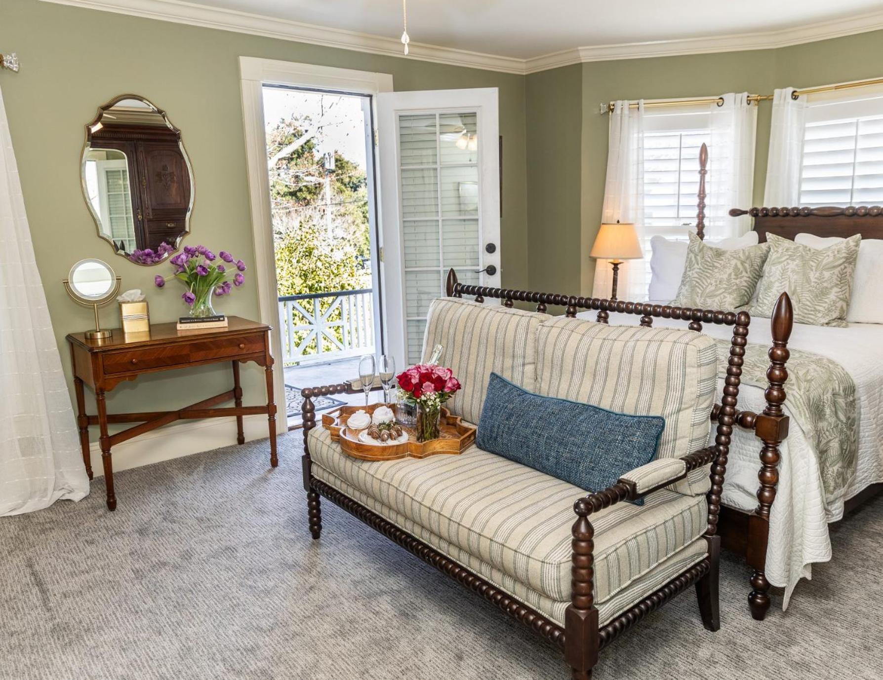 White Doe Inn Bed & Breakfast Мантео Екстериор снимка