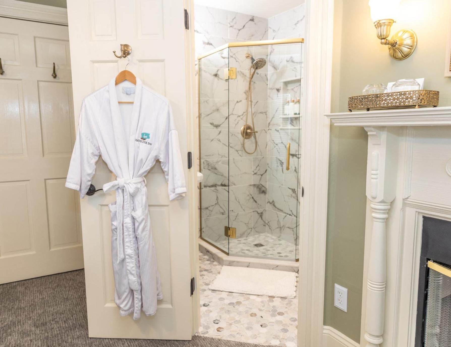 White Doe Inn Bed & Breakfast Мантео Екстериор снимка