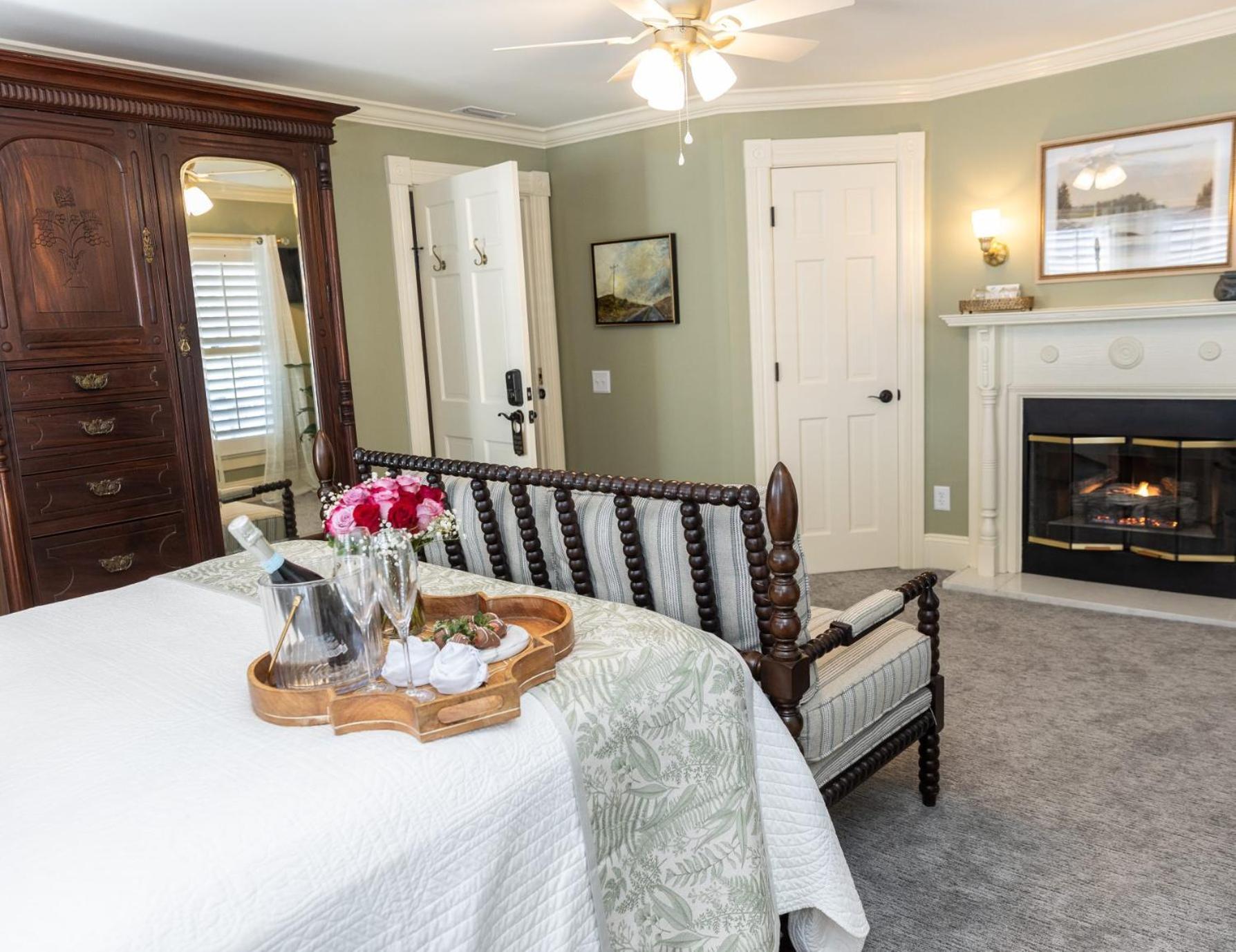 White Doe Inn Bed & Breakfast Мантео Екстериор снимка